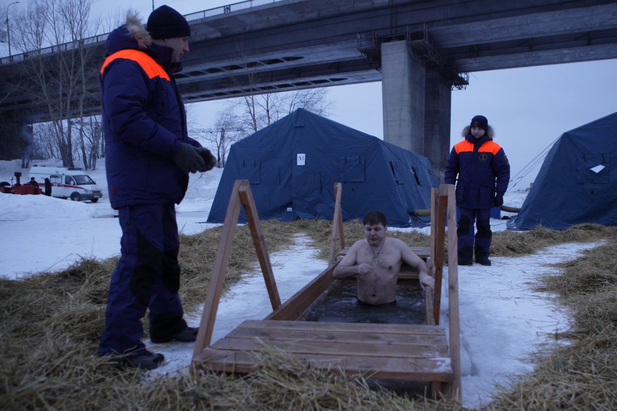 Спасатели отогревают попавших в ледяную воду новосибирцев